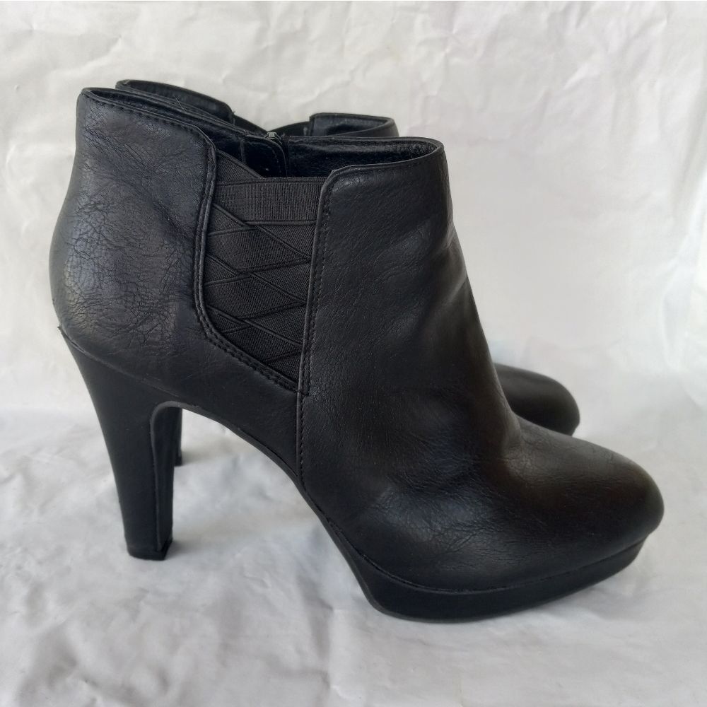 Unlisted by Kenneth Cole Roun Faux Leather Bootie Size 9